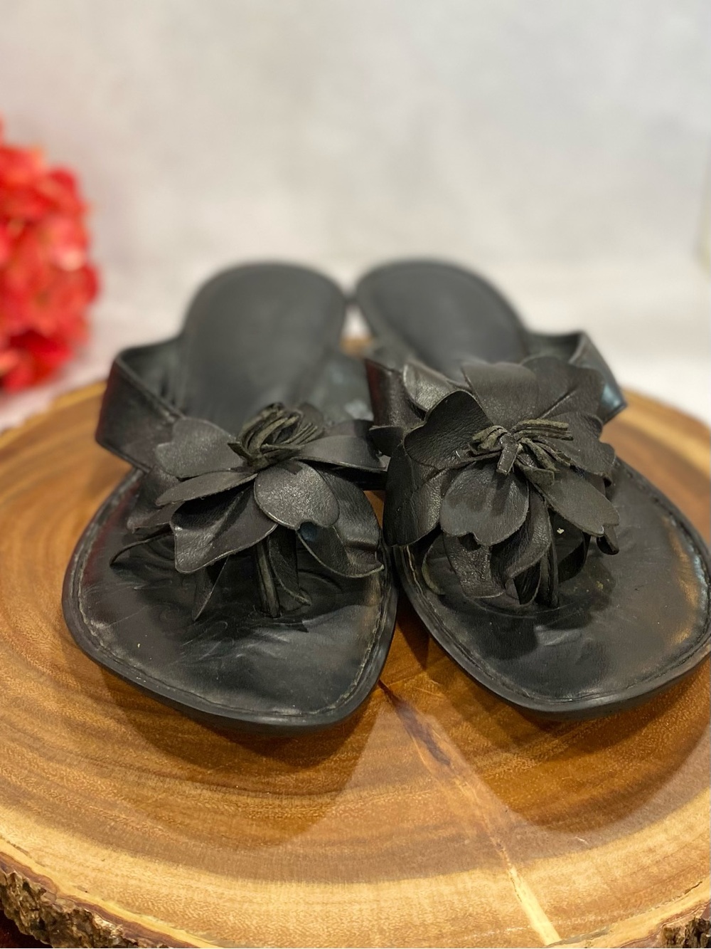 Born Women’s Gidget/Gidgett Black Leather Flower Flip Flop Sandals Size 11/43 - Picture 4 of 11